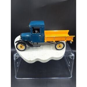 Signature Models 1923 Ford Model TT Yellow and Blue. 1/32 No Box Displayed Only.